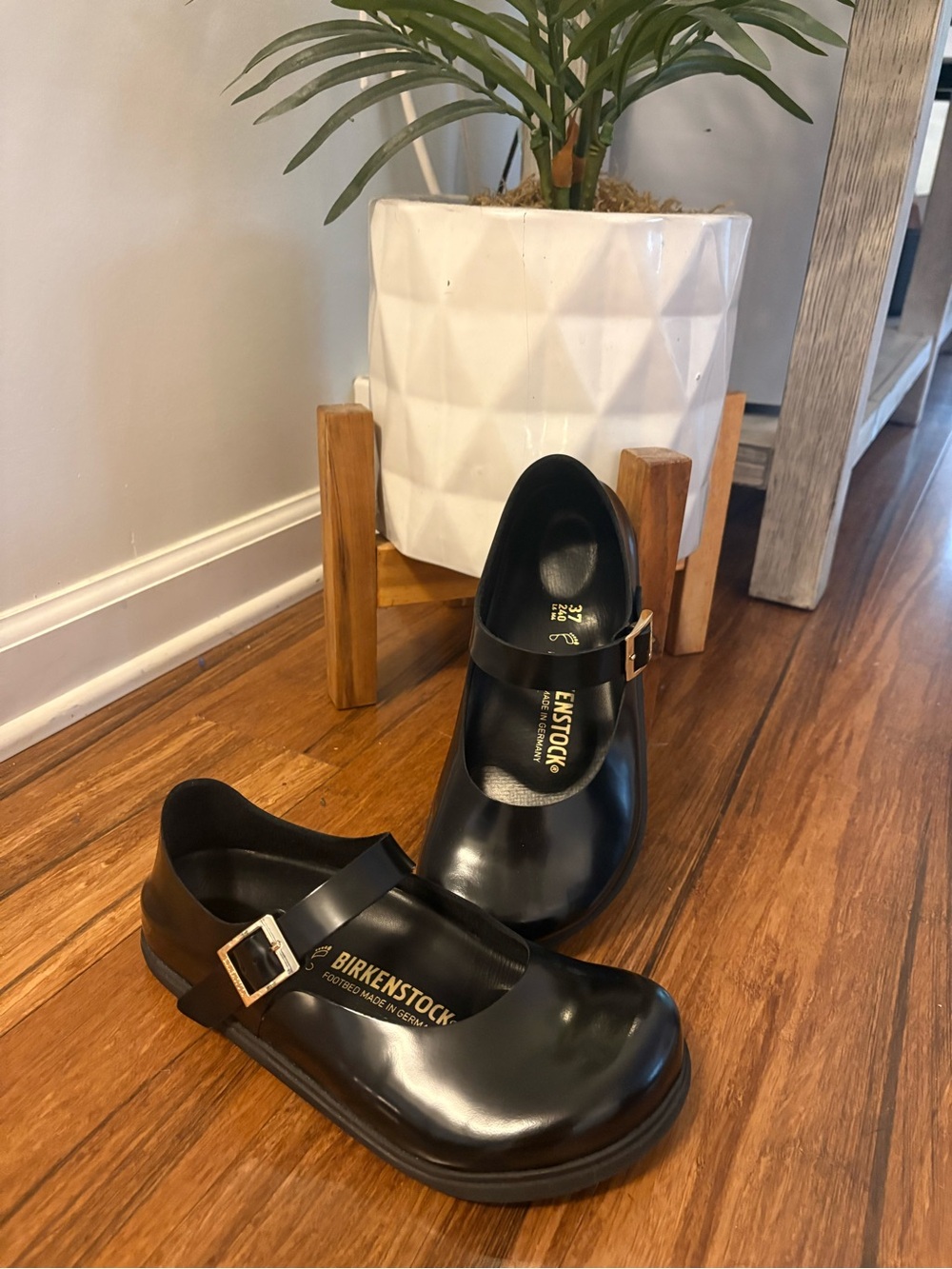 Birkenstock Mantova Droplet Buckle High Shine Black